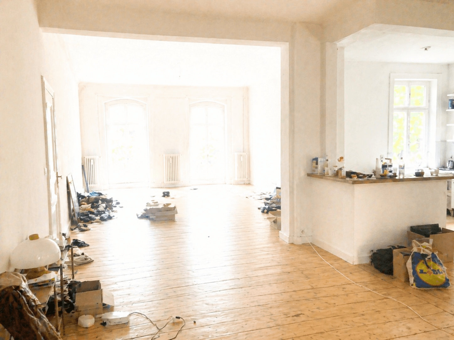 Leerer Raum – Offener Wohnbereich vor dem KI Virtual Staging
