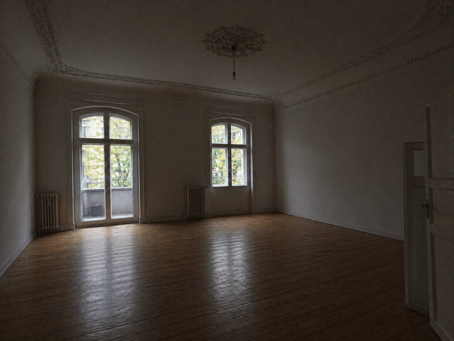 Altbau-Wohnzimmer KI Virtual Staging vorher