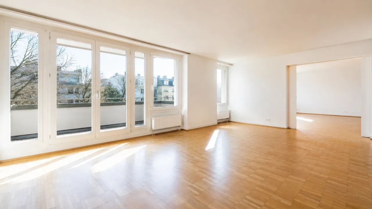 Helles, leeres Wohnzimmer einer Wohnung, bereit für Home Staging